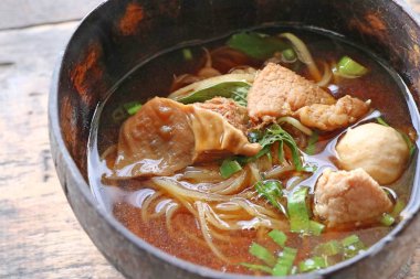 Demlenmiş Domuz çorbası köfte ile