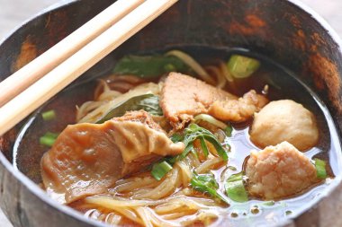 Demlenmiş Domuz çorbası köfte ile