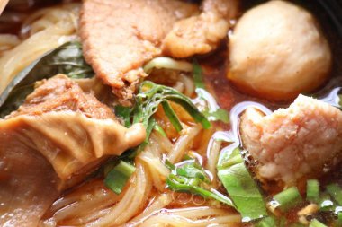 Demlenmiş Domuz çorbası köfte ile