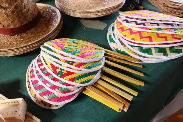 竹から手作り織りファン — ストック写真