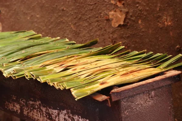 Arroz Pegajoso Embrulhado Folhas Verdes — Fotografia de Stock