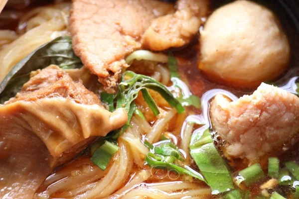 Demlenmiş Domuz çorbası köfte ile