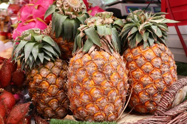 Ananas Sul Cibo Strada — Foto Stock