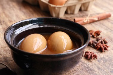 Yumurtalar kahverengi sos