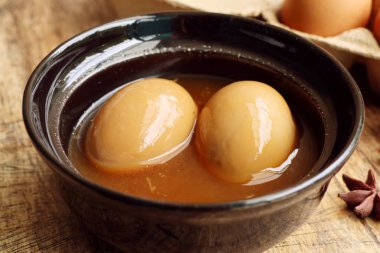 Yumurtalar kahverengi sos