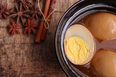 Yumurtalar kahverengi sos