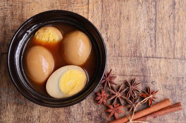 Yumurtalar kahverengi sos