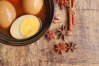 Yumurtalar kahverengi sos