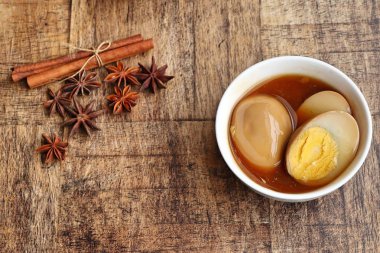 Yumurtalar kahverengi sos