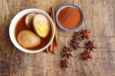 Yumurtalar kahverengi sos