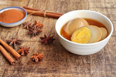 Yumurtalar kahverengi sos