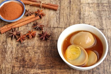 Yumurtalar kahverengi sos