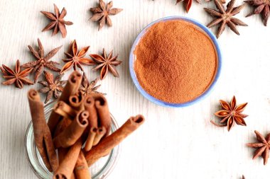 Toz tarçın ve sopa