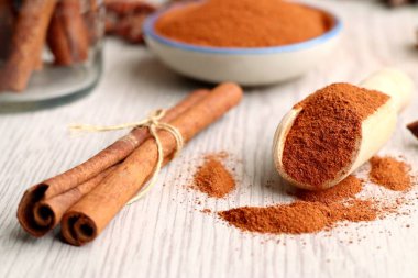 Toz tarçın ve sopa