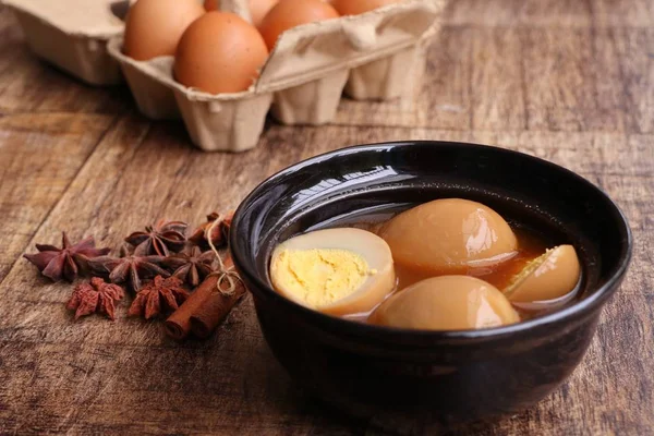 Yumurtalar Kahverengi Sos — Stok fotoğraf