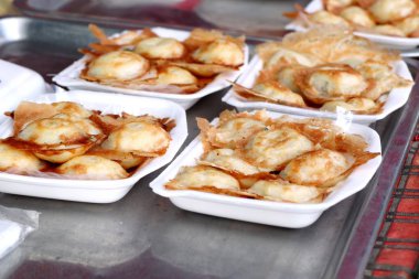 Hindistan cevizi sütü karıştırın şeker ve un