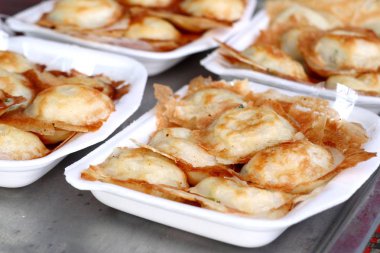 Hindistan cevizi sütü karıştırın şeker ve un