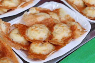 Hindistan cevizi sütü karıştırın şeker ve un