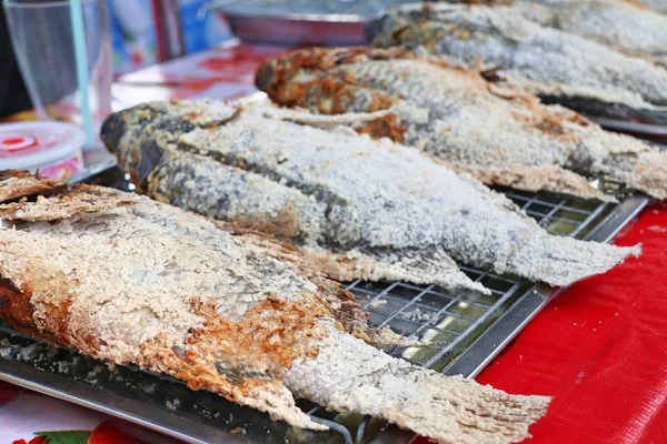 Ryby Grilované Sůl Pouliční Stánky Jídlem — Stock fotografie