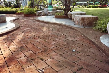 Bahçede yürüyüş yolu