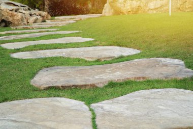 Taş yol yeşil çim