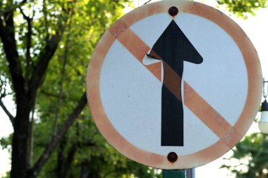 İşaretleri düz için izin verilmez