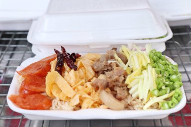 Kızarmış karidesli pilav yapıştırın