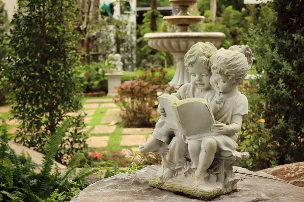 复古雕塑花园装饰 — 图库照片
