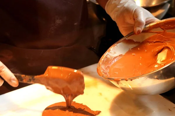 Aanbrengen Van Zoete Chocolade — Stockfoto