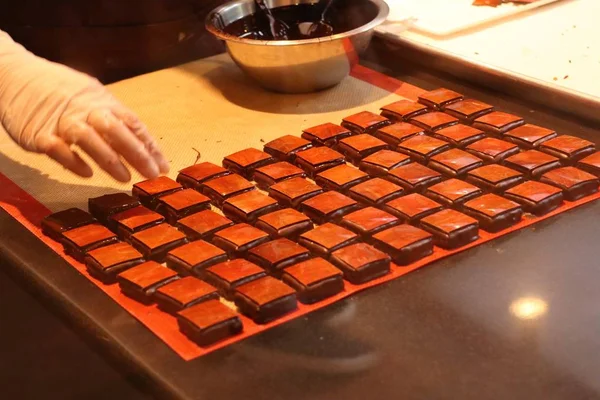 Aanbrengen Van Zoete Chocolade — Stockfoto