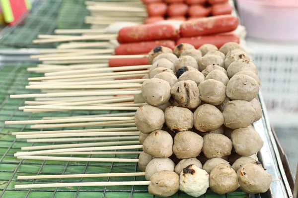 焼きミートボールと屋台でソーセージ — ストック写真