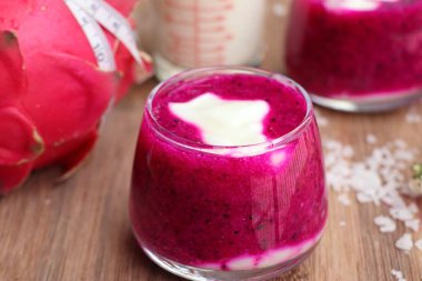 Dragon meyve süt smoothies