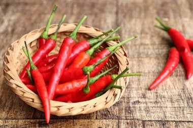 Ahşap üzerinde taze biber