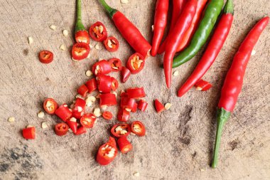 Ahşap üzerinde taze biber