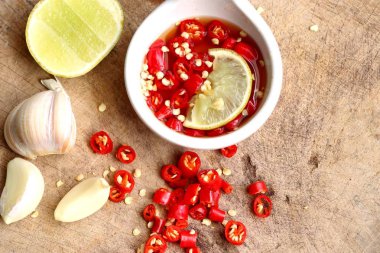 Limonlu biberli balık sosu