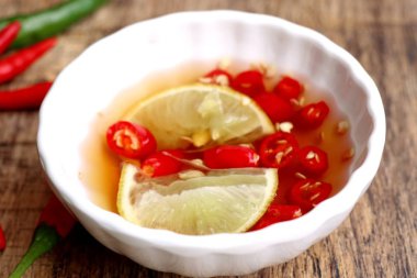 Limonlu biberli balık sosu