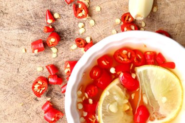 Limonlu biberli balık sosu