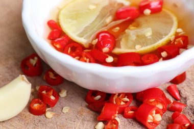 Limonlu biberli balık sosu