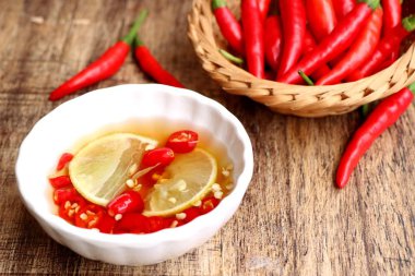 Limonlu biberli balık sosu