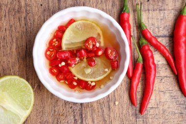 Limonlu biberli balık sosu