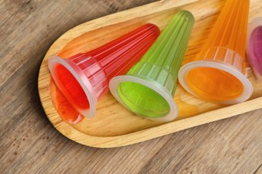 İle renkli şekerlemeler