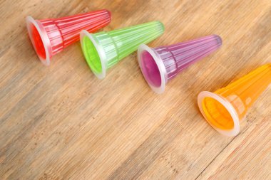 İle renkli şekerlemeler