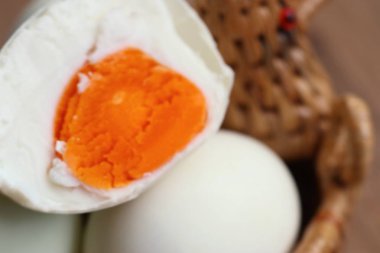 Ahşap üzerine tuzlu yumurta