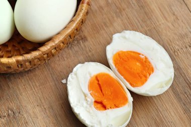 Ahşap üzerine tuzlu yumurta