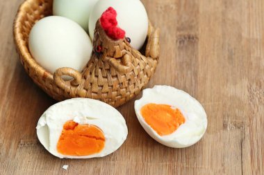 Ahşap üzerine tuzlu yumurta