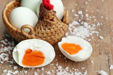 Ahşap üzerine tuzlu yumurta