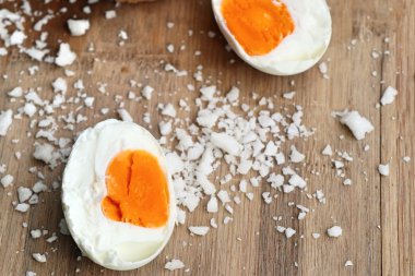 Ahşap üzerine tuzlu yumurta