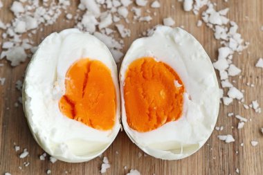 Ahşap üzerine tuzlu yumurta