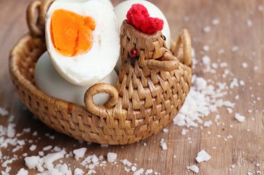 Ahşap üzerine tuzlu yumurta