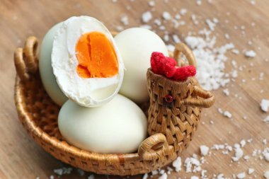 Ahşap üzerine tuzlu yumurta